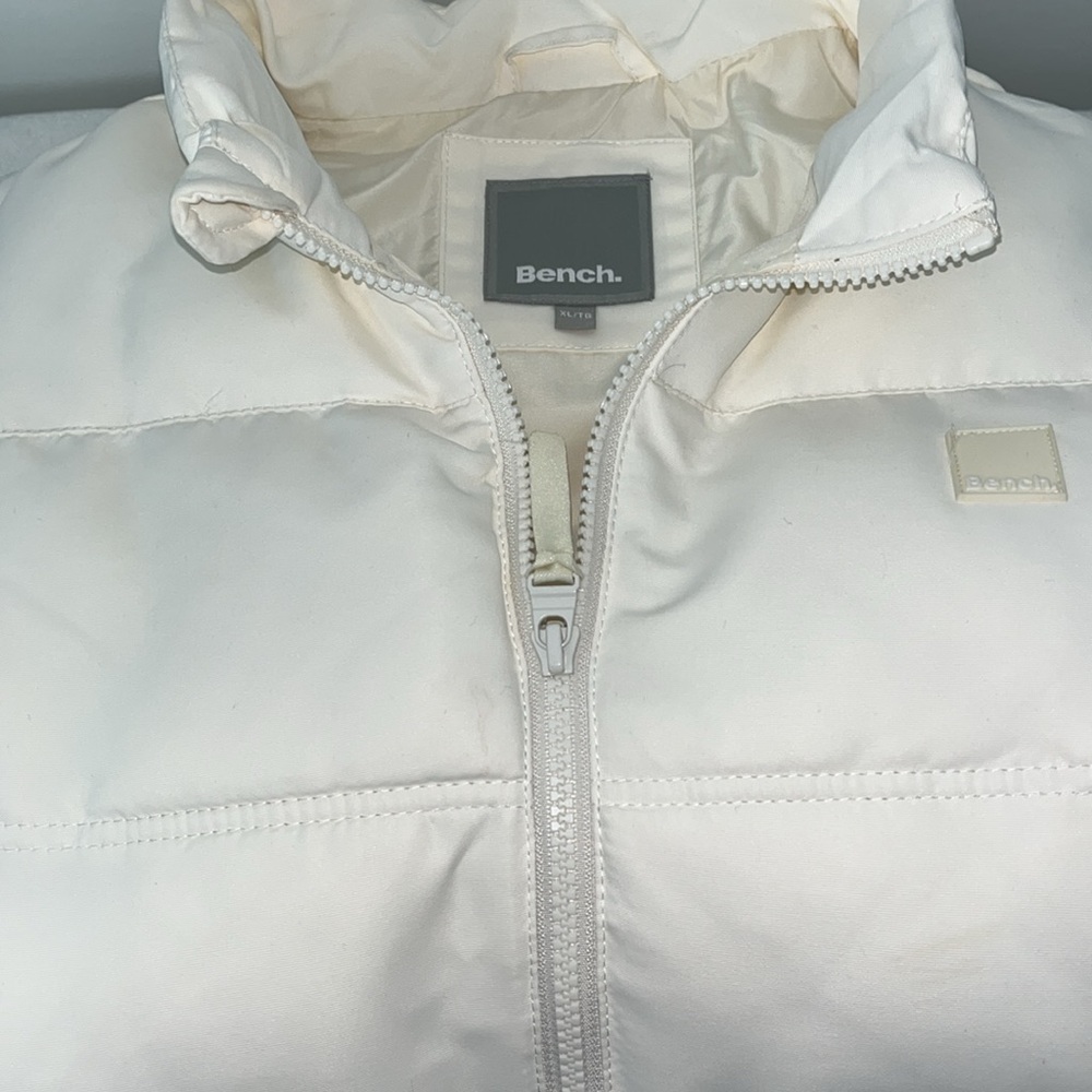 NWOT Bench Puffer Vest Size XL. Very light crème colour.